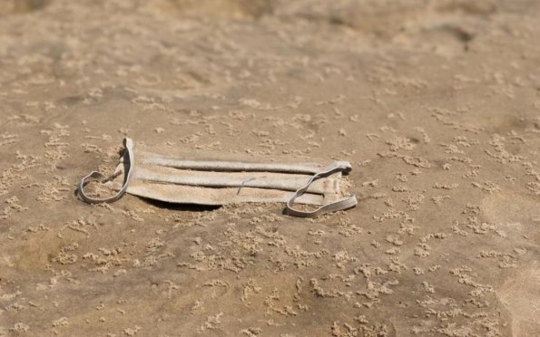 Mais de 1,56 bilhões de máscaras foram parar no oceano em 2020 