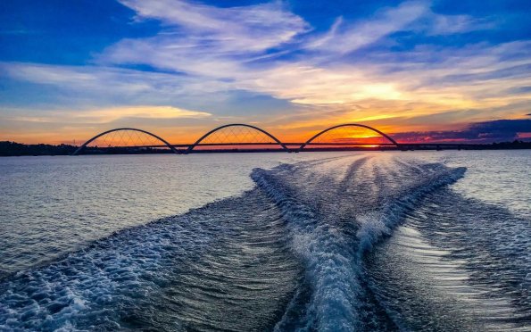 Um passeio pelo lago de barco ou caique é uma boa opção