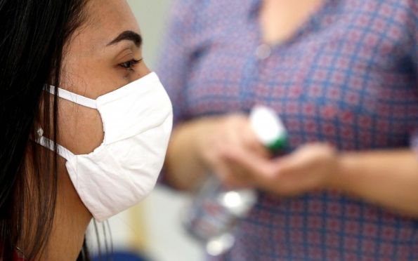 Brasil tem 10,5 milhões de casos de covid-19 e 254 mil mortes