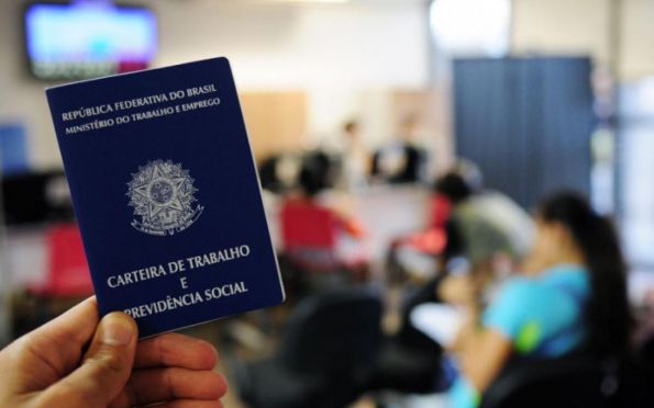 Desemprego recua para 13,9% no 4º trimestre, mas é o maior para o ano