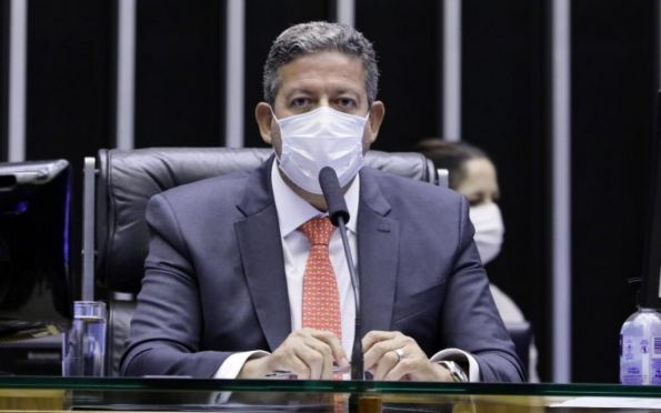 Lira adia votação e manda 'PEC da Blindagem' para discussão em comissão