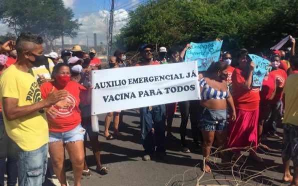Manifestantes bloqueiam Av. José Carlos Silva, na zona sul de Aracaju