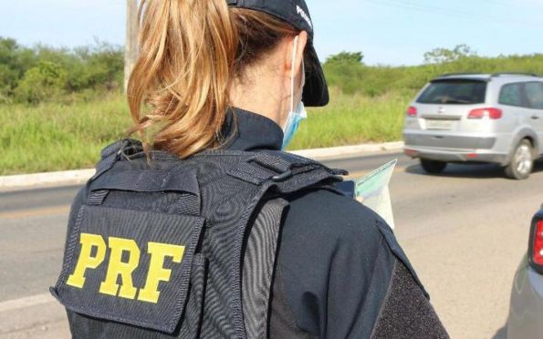 PRF flagra motociclista trafegando com CNH suspensa na BR 101