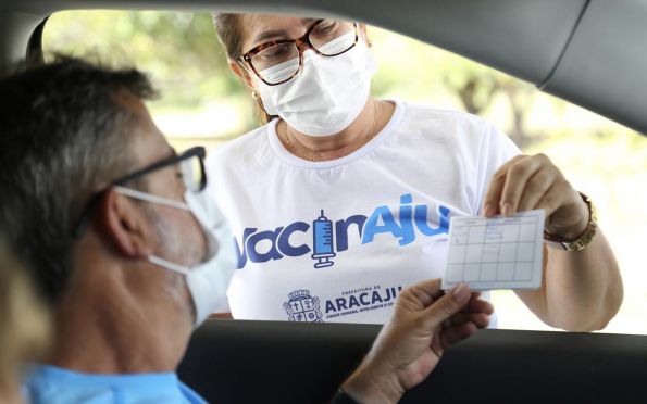 Aracaju vacina idosos e profissionais da saúde no final de semana