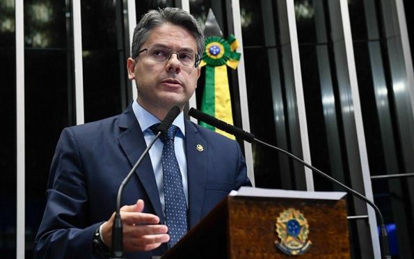 Com covid, senador Alessandro Vieira será transferido para hospital em SP