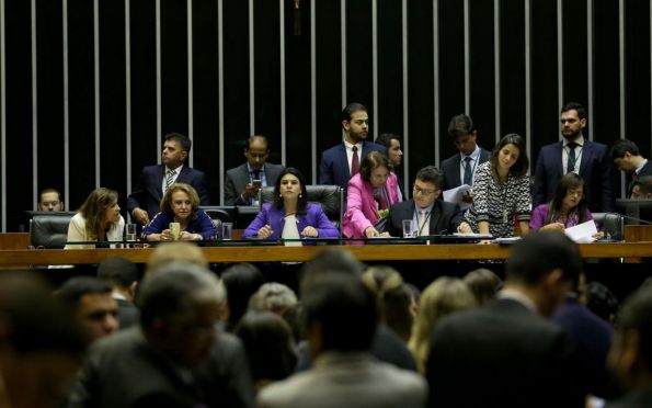 Com pouca representatividade política, mulheres ainda buscam direitos