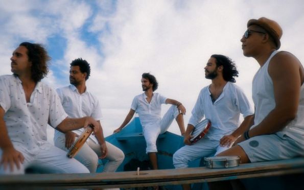 Samba do Arnesto celebra nostalgia das memórias em família em novo clipe; veja