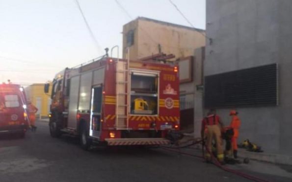 Suspeito de matar homem a facadas tem casa incendiada em Aracaju